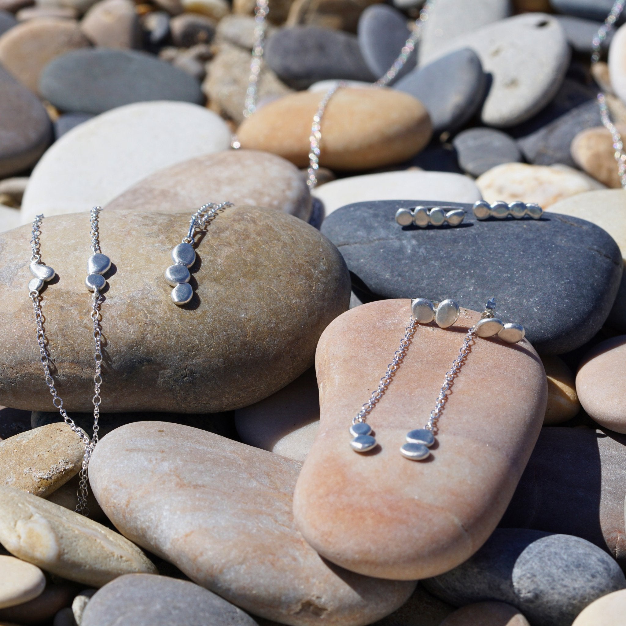 Collection Capsule Galets d'Été par Atelier Moja Bijoux, bijoux inspirés par la mer et les vacances, faits main en argent.