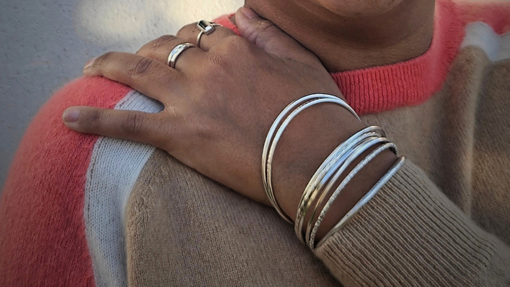 Bijoux en hiver : lesquels porter (ou éviter) pour ne pas les perdre ou les abîmer ?