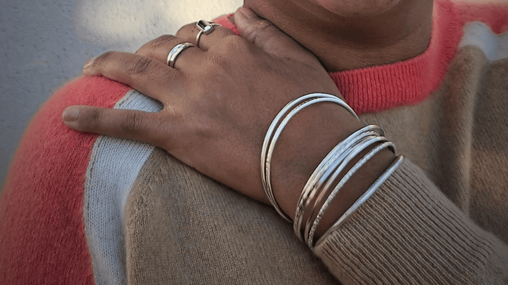 Bijoux en hiver : lesquels porter (ou éviter) pour ne pas les perdre ou les abîmer ?