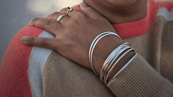 Bijoux en hiver : lesquels porter (ou éviter) pour ne pas les perdre ou les abîmer ?