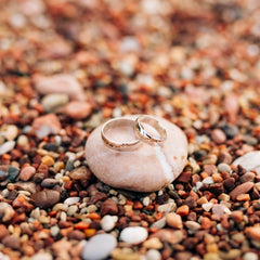 Bijoux sur la plage inspiration Atelier Moja Bijoux bijou artisanal durable fabriqué à la main en France