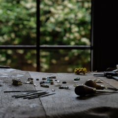 Etabli de bijoutier valeurs Atelier Moja Bijoux bijou artisanal durable fabriqué à la main en France