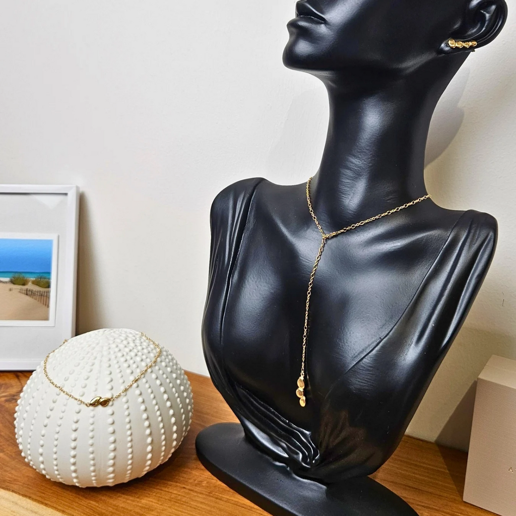 Collier Galets d’eteen vermeil sur buste, chaîne longue et galets suspendus, earcuff et bracelet