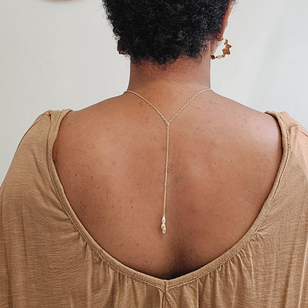 Collier Galets d’Été en vermeil porté sur un décolleté dos