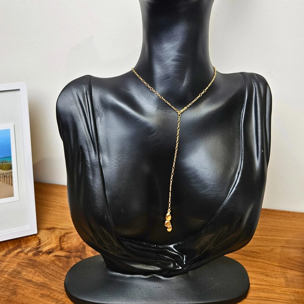 Collier Galets d’Été en vermeil sur buste noir, chaîne longue et galets suspendus