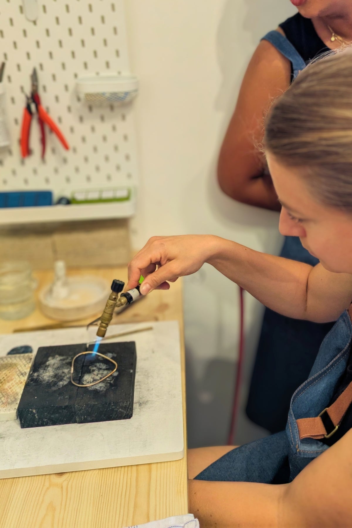 Soudure d'un bijou en argent au chalumeau pendant un stage d'initiation à la bijouterie Atelier Moja Bijoux près de Montpellier