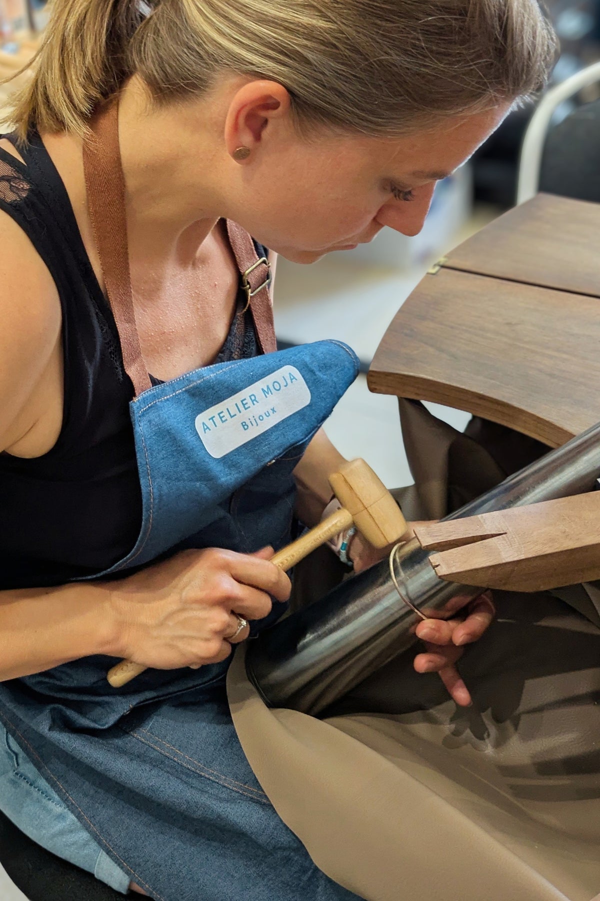 Participante façonnant un bracelet en argent lors d'un atelier de fabrication de bijoux à Pérols près de Montpellier