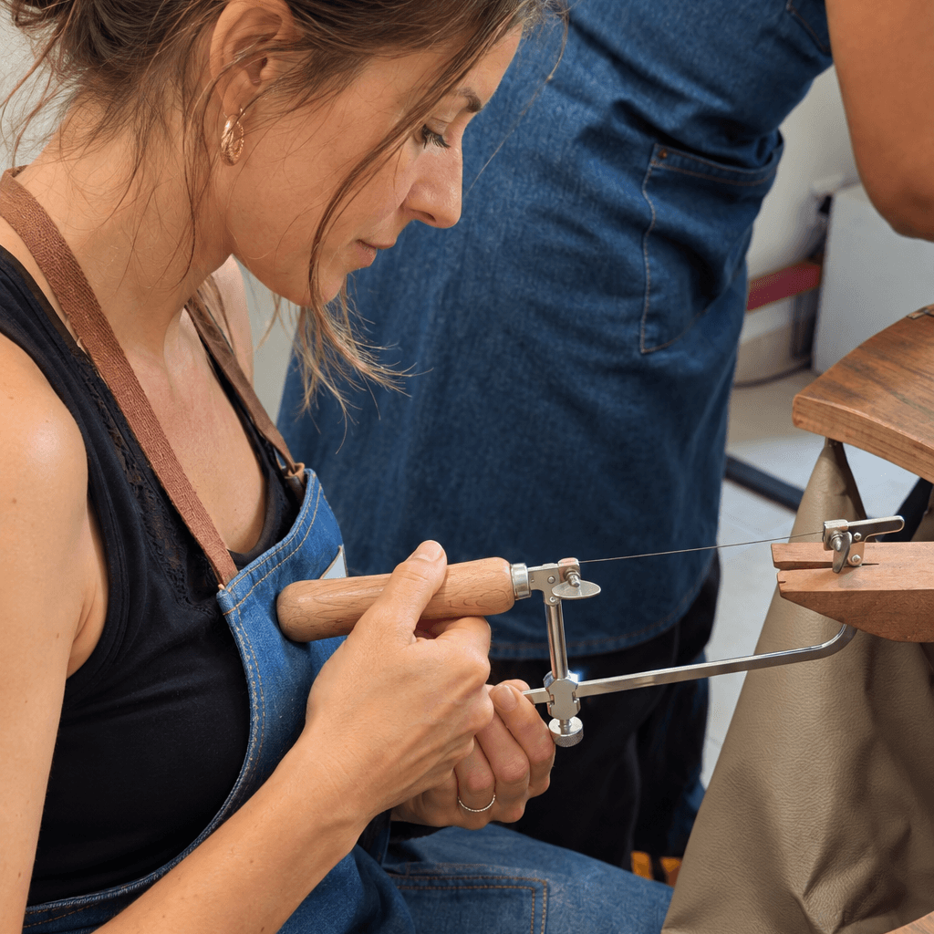 Participante fabriquant son bijou en argent 925 lors d’un atelier de création à Pérols près de Montpellier à Atelier Moja Bijoux