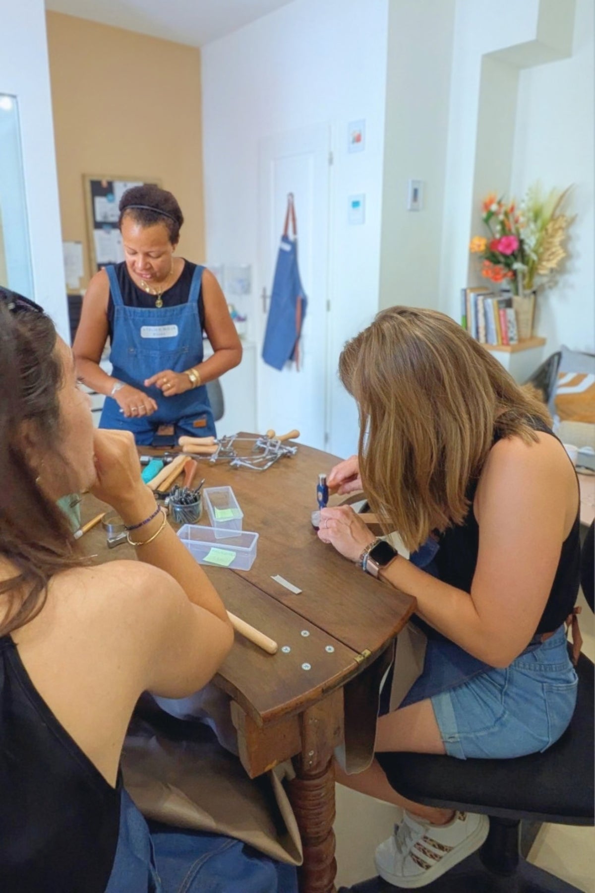 Atelier de création de bijoux en petit groupe par Atelier Moja Bijoux à Pérols près de Montpellier
