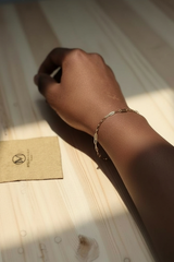 Bracelet permanent en vermeil avec pierre rouge posé à Pérols près de Montpellier