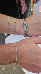 Bracelets permanents assortis portés par un couple à Pérols près de Montpellier