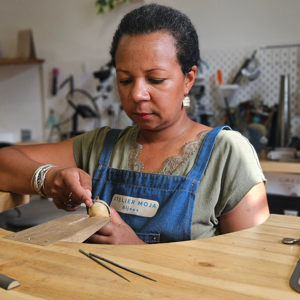 Artisan bijoutière réalisant une réparation de bijou dans son atelier à Pérols près de Montpellier
